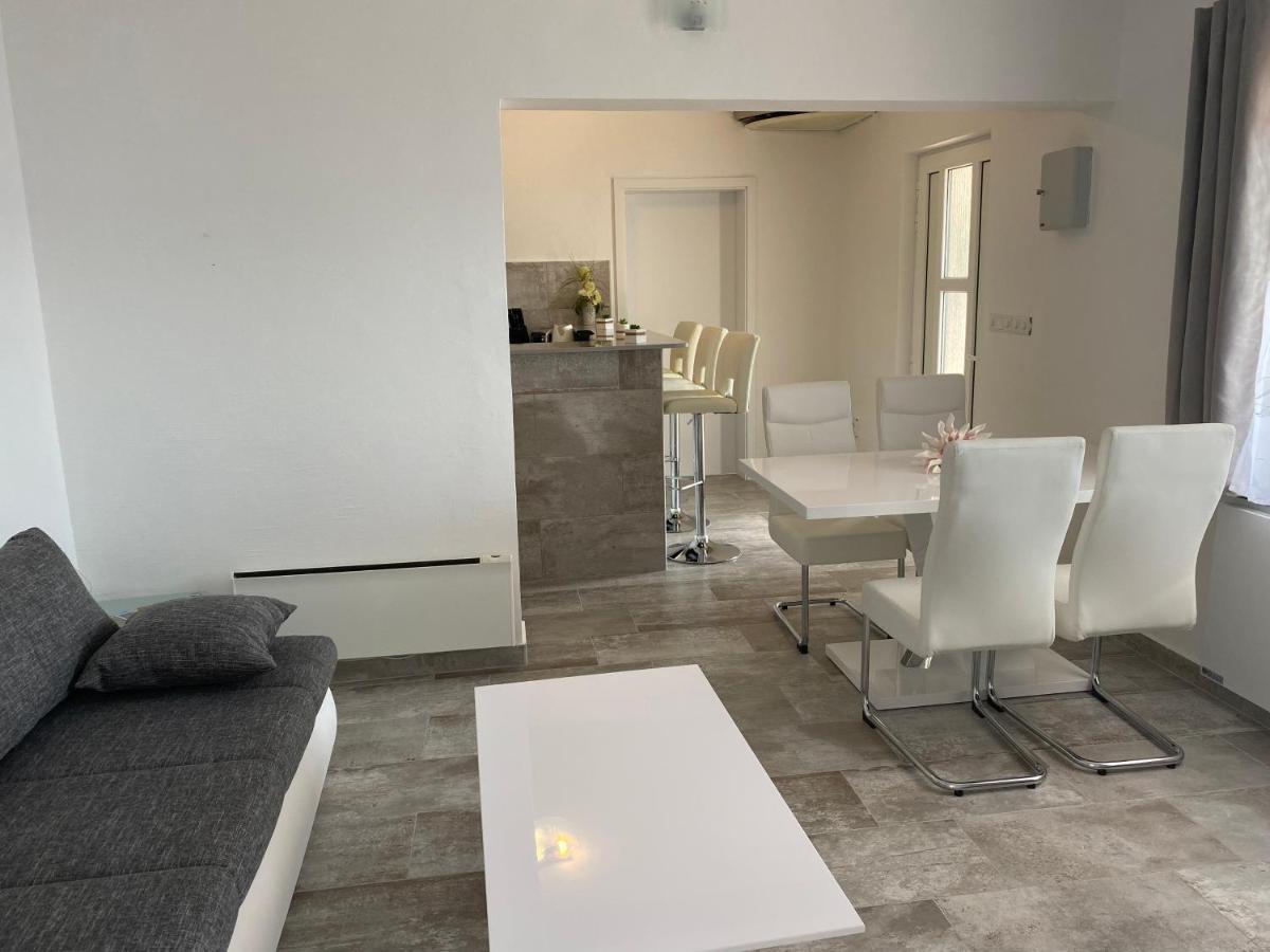 Charlene Appartement Karlobag Buitenkant foto