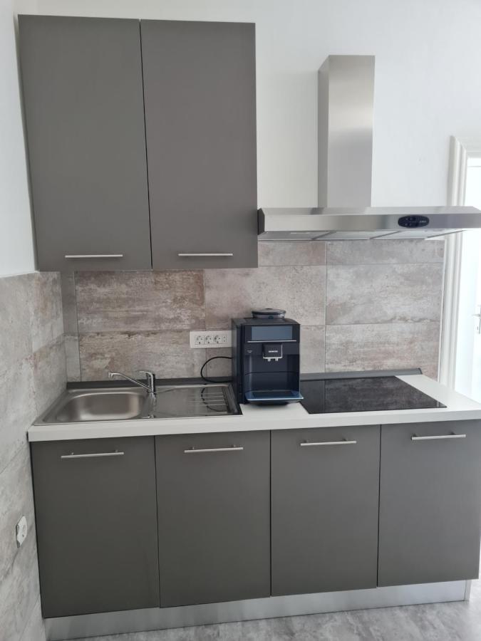 Charlene Appartement Karlobag Buitenkant foto