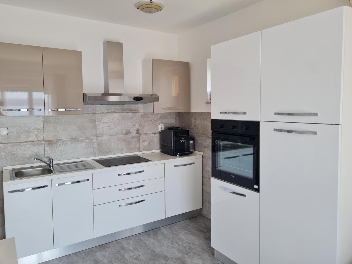 Charlene Appartement Karlobag Buitenkant foto